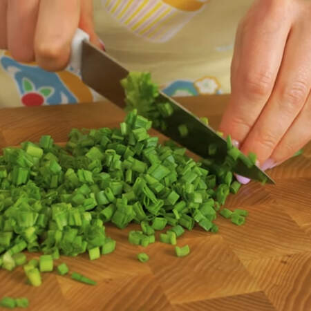 Теперь подготовим ингредиенты для украшения салата.
Мелко режем небольшой пучок зеленого лука.