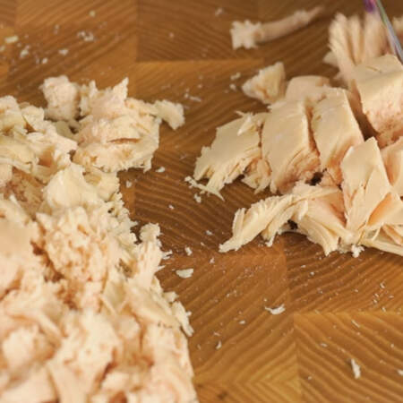 Отварное куриное филе нарезаем мелкими кубиками. 