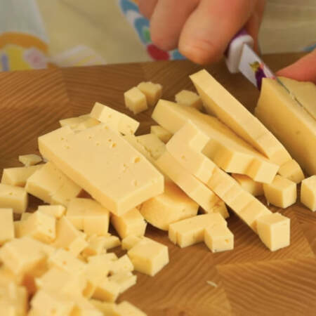 Также кубиками нарезаем 250 г сыра твердых сортов.
