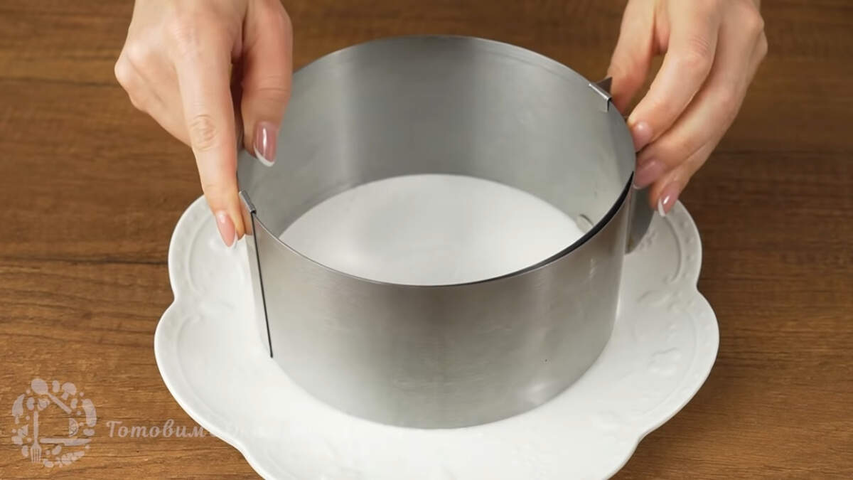 Складываем салат.
На блюдо, на котором будем подавать салат, ставим кулинарное кольцо. Выставляю диаметр кольца 16 см. Вместо кулинарного кольца можно использовать обрезанную большую пластиковую бутылку из под воды.
