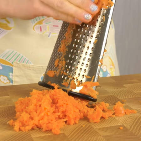 Варёную морковку трем на мелкую терку 