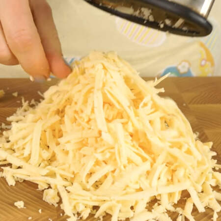 Сыр трем на крупной терке и кладем следующим слоем.