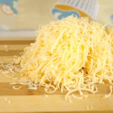 Сыр натираем на мелкой терке.