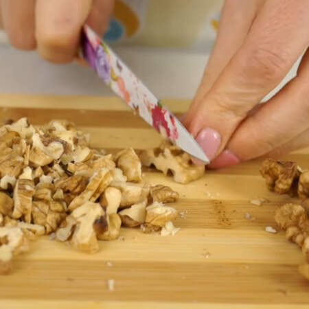 Орехи измельчаем ножом. При желании орехи можно обжарить.