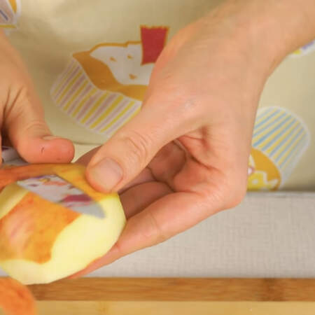 Яблоко разрезаем на четыре части. Каждую часть очищаем от кожуры и сердцевины. 