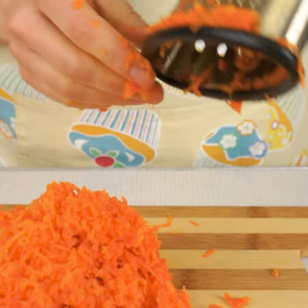 Вареную морковь натираем на мелкой терке.