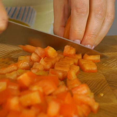 Мякоть помидора нарезаем мелким кубиком.