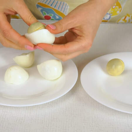 Два вареных яйца разделяем на белок и желток. 