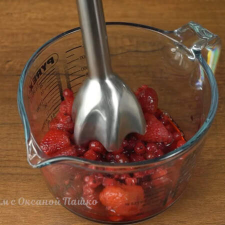 Готовим третий ягодный слой.
В миску насыпаем 350 г красных ягод. У меня смесь малины, клубники и красной смородины. Я использую замороженные ягоды, но также можно взять и свежие. 