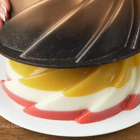 Аккуратно снимаем форму с торта.
Торт готов можно подавать на стол.