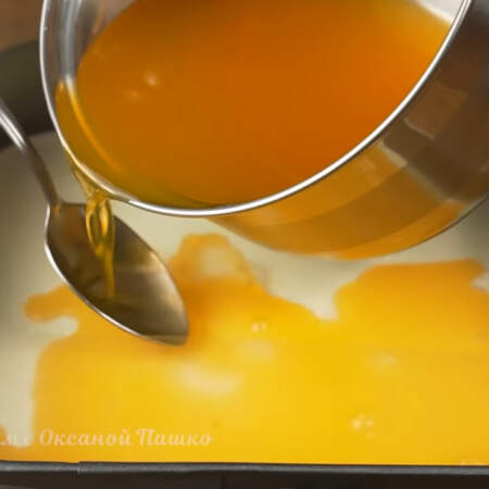 Сливочный слой застыл. На него аккуратно выливаем теплое апельсиновое желе. Подставляем ложку, чтоб не разбить нижний слой желе.