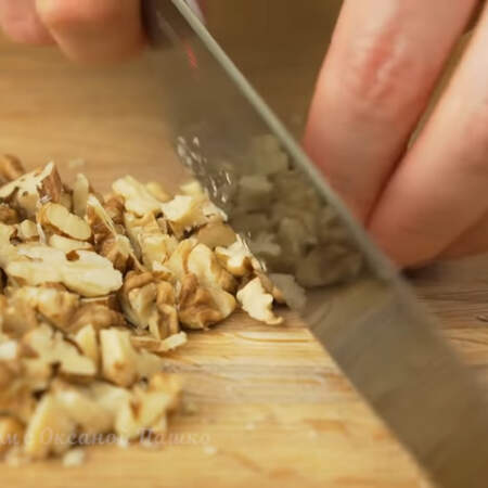 Подготовим ингредиенты для кекса.
50 г грецких орехов измельчаем ножом. Грецкие орехи можно заменить миндальными орехами или фундуком.

