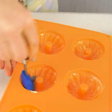 Силиконовые формочки для кексов смазываем сливочным маслом с помощью силиконовой кисточки.