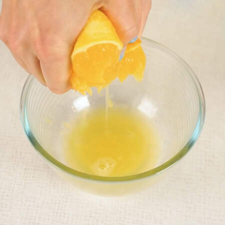 Апельчин разрезаем пополам и из каждой половины выдавливаем сок в отдельную мисочку.
