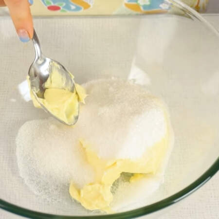 В миску кладем масло комнатной температуры и перетираем его с сахаром.