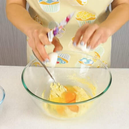 К масляной смеси добавляем яйца.
