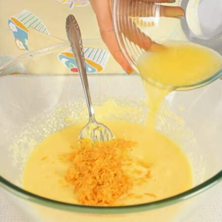 В тесто добавляем цедру апельсина и апельсиновый сок. 