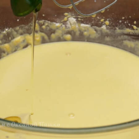 Чтобы блины не прилипали сковороде наливаем примерно 2 ст.л. растительного масла и перемешиваем. 