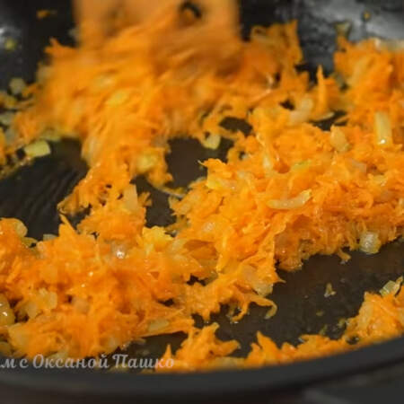 К луку добавляем тертую морковь. Перемешиваем и пассеруем еще 1- 2 минуты.