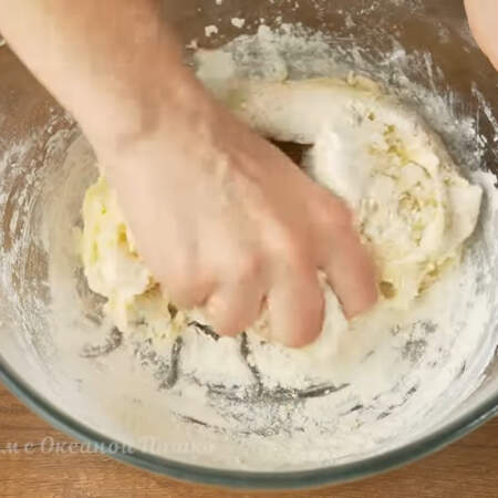 Когда тесто станет густым, продолжаем вымешивать лопаткой и руками. Тесто должно получиться мягким и хорошо держать форму. 