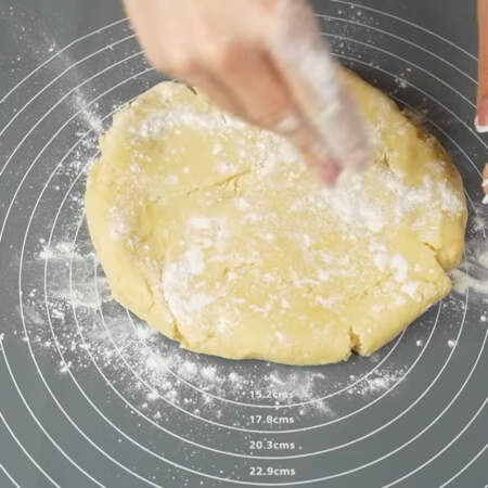 Охлажденное тесто раскатываем в пласт толщиной примерно 5 мм. 