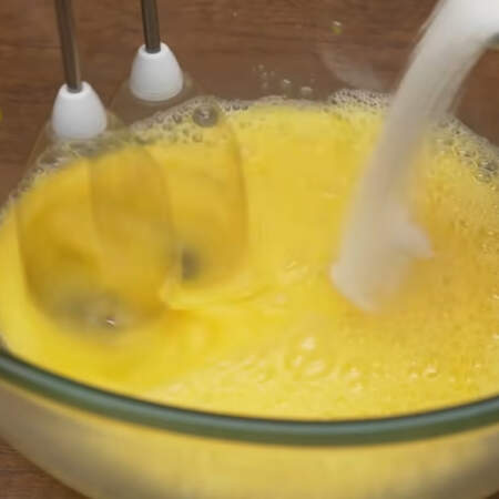 Замешиваем тесто.
В миску разбиваем 3 яйца. Яйца начинаем взбивать и постепенно насыпаем 150 г сахара.
