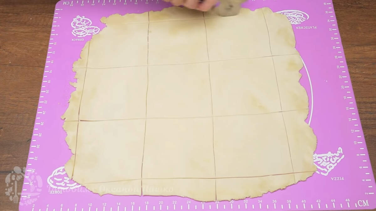 Раскатанное тесто разделяем на квадраты со стороной 10 см.
