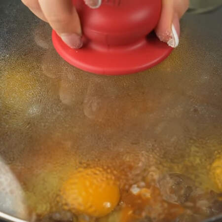 Яйца немного солим. Сковороду накрываем крышкой и готовим на маленьком огне до готовности яиц. 
