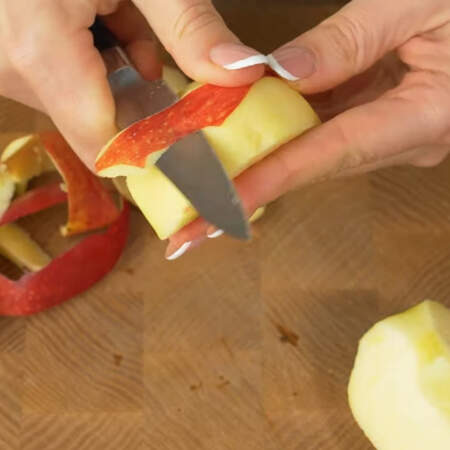 Берём половину яблока среднего размера и очищаем его от шкурки и сердцевины. 