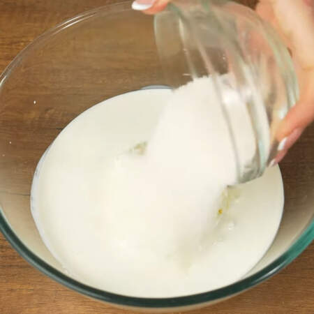 Готовим крем.
В миску наливаем 400 мл обязательно холодных сливок жирностью не меньше 30%. У меня сливки жирностью 33%. Сюда же кладем 250 г холодного сливочного сыра и насыпаем 3 ст. л. сахара. 