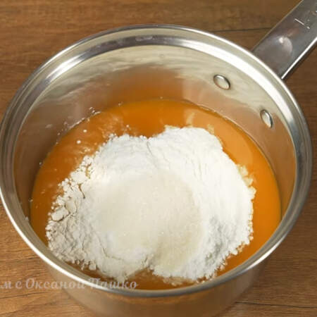 Готовим пудинг.
В сотейник наливаем 0,5 л морковного-яблочного сока. Насыпаем  30 г муки,  20 г крахмала и 1 ст. л. сахара. 