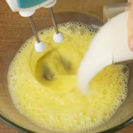 Три яйца разбиваем в миску. Начинаем взбивать миксером и постепенно насыпаем 150 г сахара. 