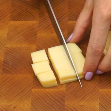Затем пластинки сыра режем на квадратики 1-1,5 см. 