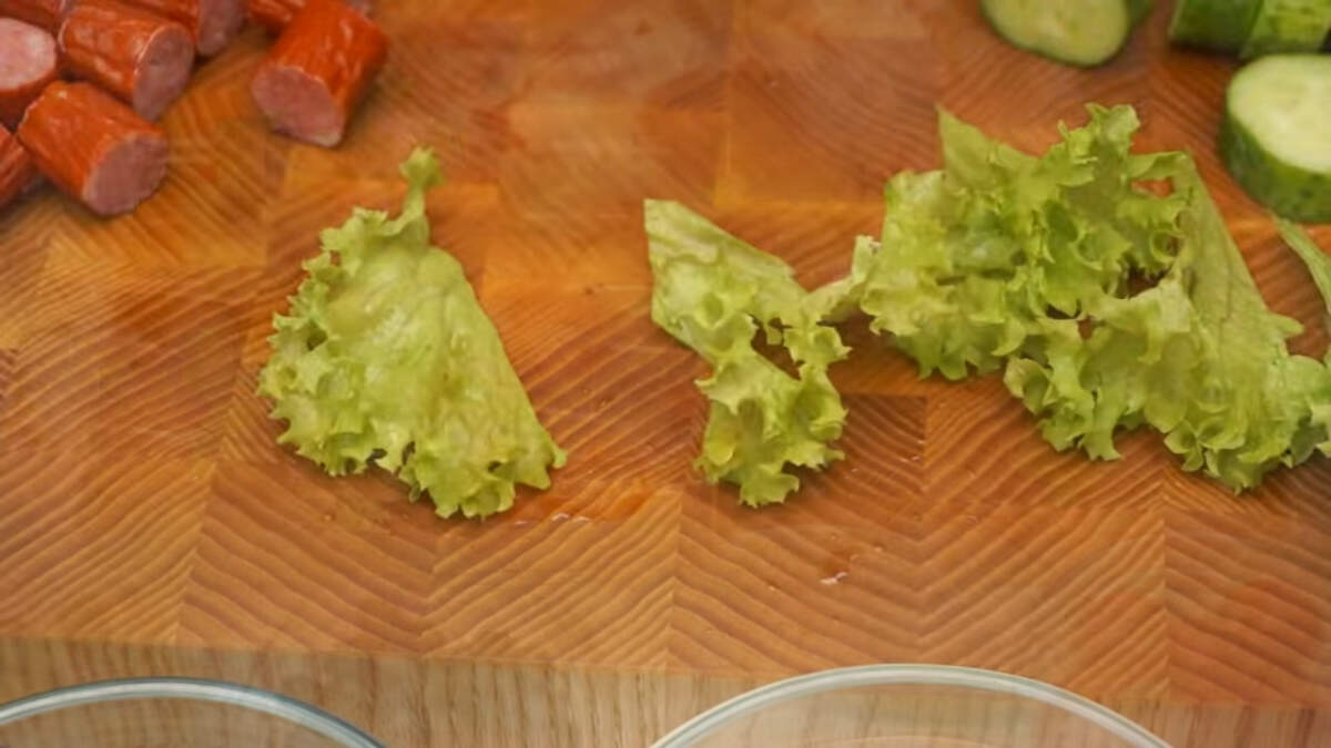 Листья салата разрезаем на небольшие кусочки.