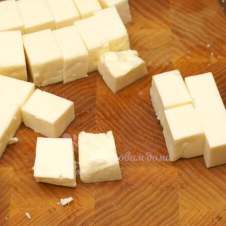 250 г адыгейского сыра нарезаем небольшими кубиками. 