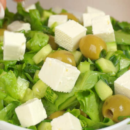 и выкладываем кубики сыра на салат. 