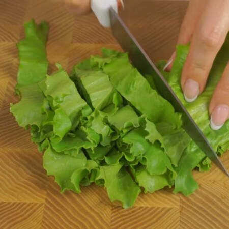 Сначала подготовим все ингредиенты. 
Нарезаем пучок салатных листьев. Также их можно нарвать руками. 