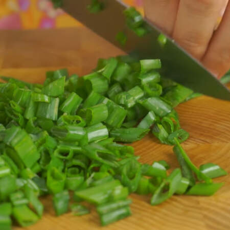 Для салата нарезаем только зеленые перья лука. 