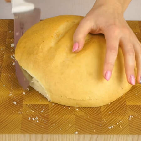 Круглую буханку хлеба разрезаем на 4 части. Нижняя и верхняя части нам не понадобятся. 