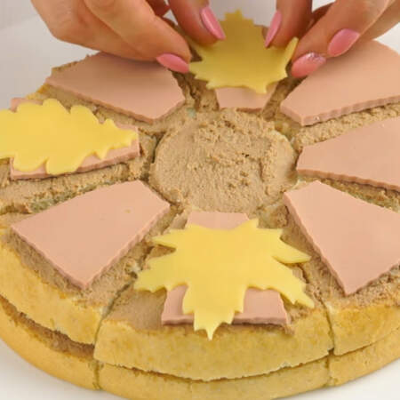 Вырезанные листики и круг из сыра кладем сверху на бутерброды. 