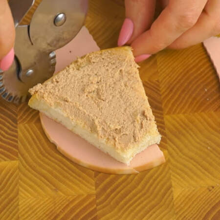 На каждый бутерброд нужно вырезать кусочек колбасы. Сначала вырезаем один кусочек колбасы нужного размера, а затем по шаблону вырезаем все остальные. 