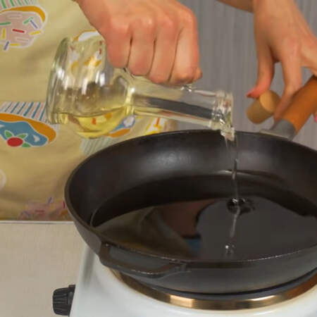 На сковороду наливаем подсолнечное рафинированное масло. Слой масла должен быть примерно 1 см