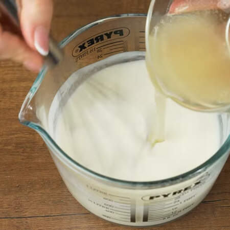 Растопленный желатин вливаем в подготовленный йогурт с сахаром, при этом постоянно перемешивая. 