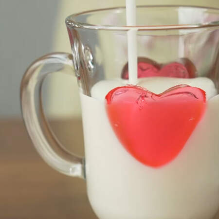 В стаканы с наклеенными сердечками наливаем подготовленное желе из йогурта.
