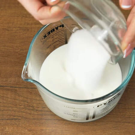 В отдельную посуду наливаем 400 мл питьевого йогурта без добавок, насыпаем 100 г сахара и добавляем ванильный экстракт или 5 г ванильного сахара. 