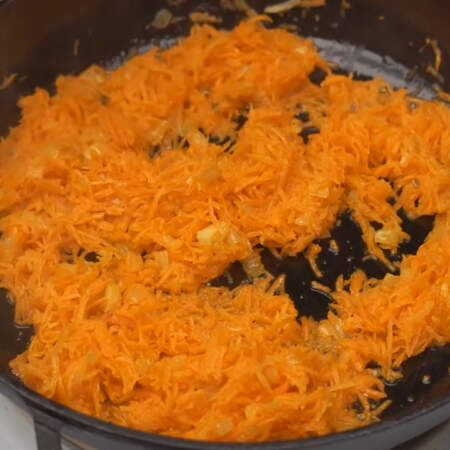 К жареному луку добавляем тертую морковь. Все жарим до мягкости морковки.