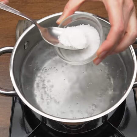 Как только вода закипит солим ее примерно половиной столовой ложки соли. 
