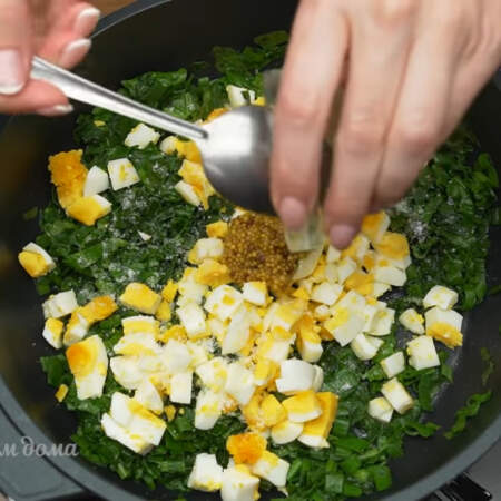 Сюда же, к зелени, добавляем нарезанные яйца, солим по вкусу и кладем 2 ч.л. горчицы зернами.