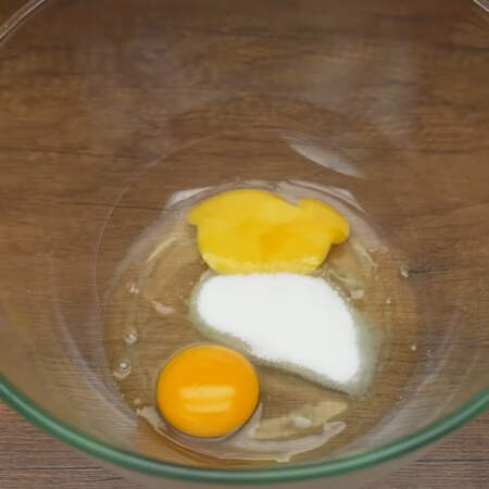 В миску разбиваем 2 яйца, насыпаем 1 ст. л. сахара и 0,5 ч.л. соли.