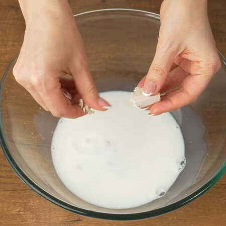 Сначала замесим тесто.
В миску наливаем 200 мл теплого молока, насыпаем 1 ч. л. сахара и крошим 15 г прессованных дрожжей. 